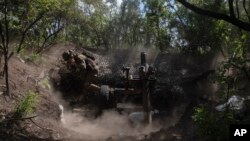 Ілюстраційне фото. Український військовий веде вогонь на лінії фронту в районі Бахмута, 22 травня 2024 року