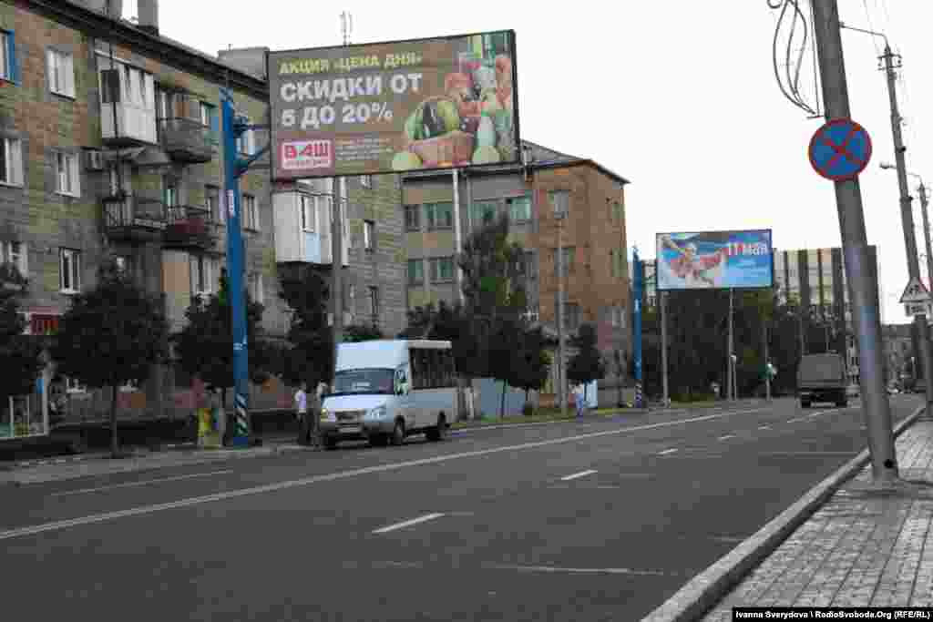 Із більшості білбордів на містян дивиться ватажок бойовиків Олександр Захарченко або його тк звані «міністри». Хоча, останнім часом реклами з Захарченком стало менше. «А то ж неможливо було їздити містом, кожні п’ять метрів – він, вже набрид усім», – зауважив у розмові з Радіо Свобода таксист Іван