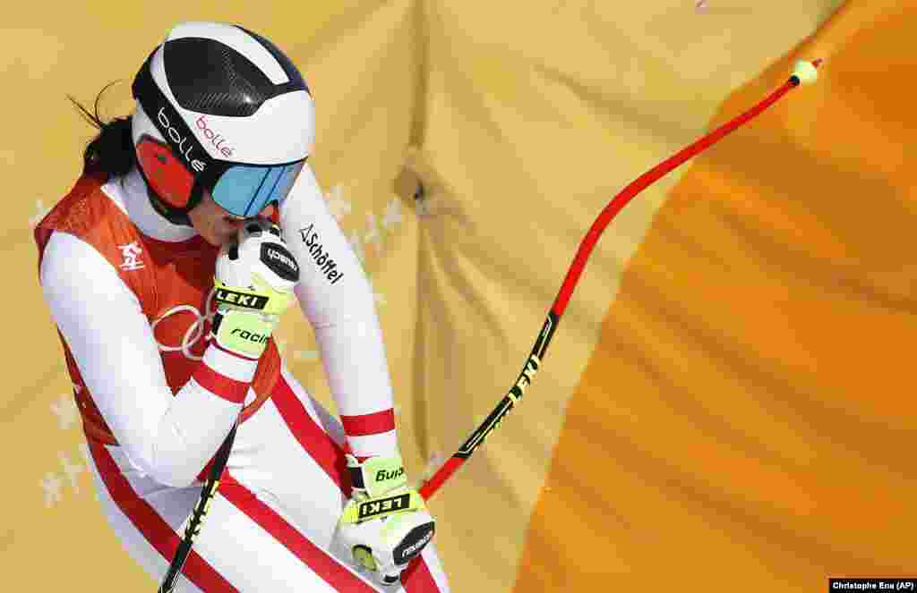 Катання на гірських лижах: Австрійка Стефані Венієр реагує після закінчення тренувань у змаганнях серед жінок на зимових Олімпійських іграх 2018 року  