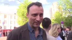 Анатолий Белый и Виктория Толстоганова. Акция у "Гоголь-центра" Анатолий Белый и Виктория Толстоганова. Акция у "Гоголь-центра"