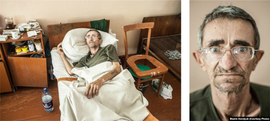 Микола, 54 роки. Діагноз: мультирезистентний туберкульоз. Новотроїцький протитуберкульозний диспансер, липень 2011 року. Працював трактористом. Три місяці доглядав за паралізованим сусідом, хворим на туберкульоз. Після смерті сусіда захворів на туберкульоз сам. Отримує мінімальну пенсію, на яку купує все необхідне.