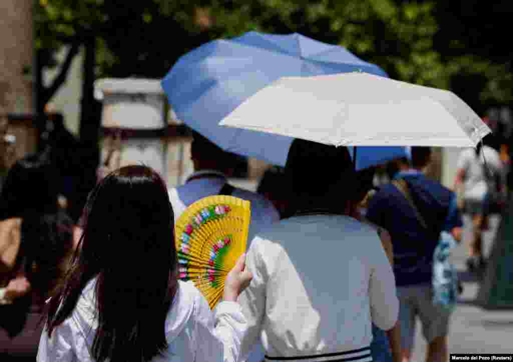 Žena se rahlađuje lepezom na ulicama Sevilje, 29. juna.