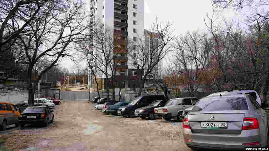 У главного входа новой «незавершенки» устроили импровизированную парковку