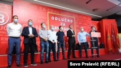 Predsjednik Crne Gore Milo Đukanović sa članovima stranke u sjedištu DPS-a nakon objave preliminarnih rezultata izbora u Crnoj Gori, 30. avgust 2020.