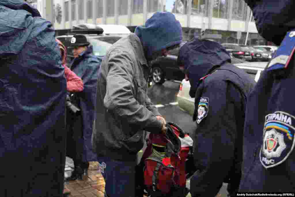 Учасників мітингу перед Верховною Радою пропускали через кордон поліції з перевіркою особистих речей 