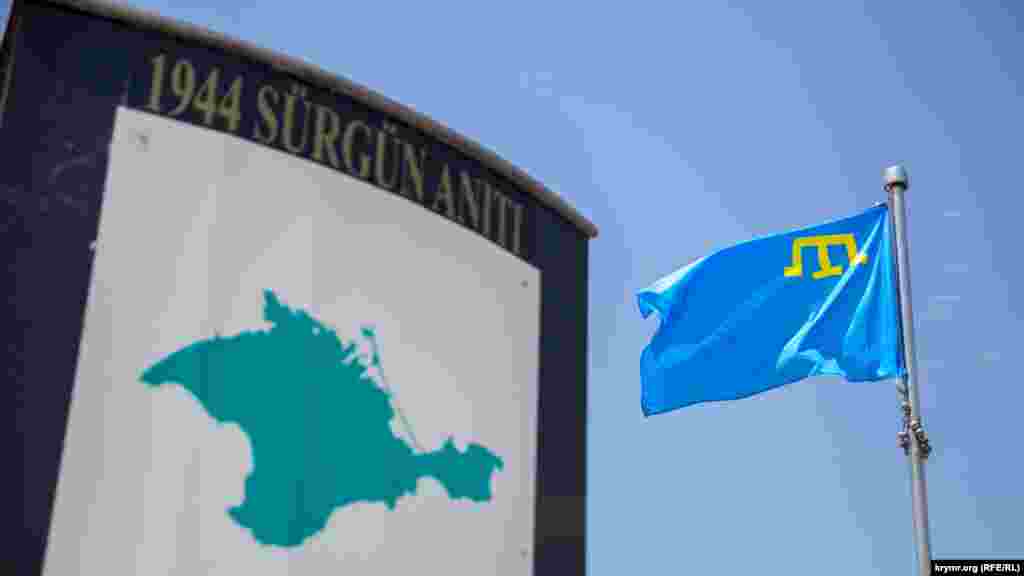 Май 2018. Крымскотатарский флаг над Стамбулом в Турции. Именно турецкая диаспора в 1990-х передавала соотечественникам в Крыму свои знания и традиции, связанные с национальным знаменем