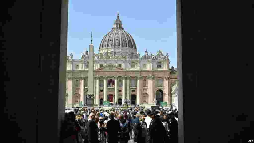 Набргу откако се прошири веста за смртта на папата, пред базиликата Свети Петар почнаа да се собираат верници, туристи и претставници на медиумите.