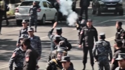 Ескалація конфлікту у Єревані: масові сутички між протестувальниками і силовиками (відео) Ескалація конфлікту у Єревані: масові сутички між протестувальниками і силовиками (відео)
