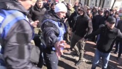 Сутички на мітингу Порошенка у Києві – відео Сутички на мітингу Порошенка у Києві – відео