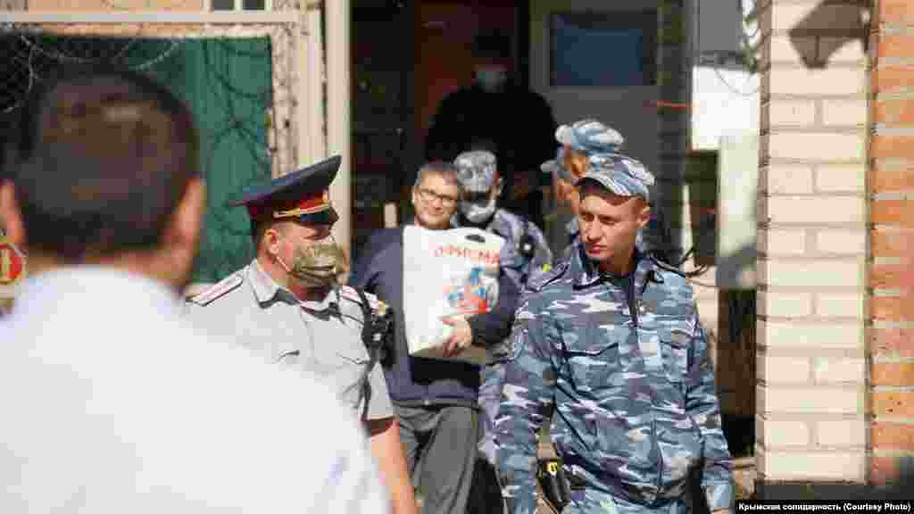 Утром 21 сентября на странице Эмиля Курбединова в Facebook появилась публикация с текстом: «Держим путь в колонию, откуда сегодня должен освободиться гражданский журналист политузник Нариман Мемедеминов. Мы едем Нариман! Народ ждёт тебя дома!»