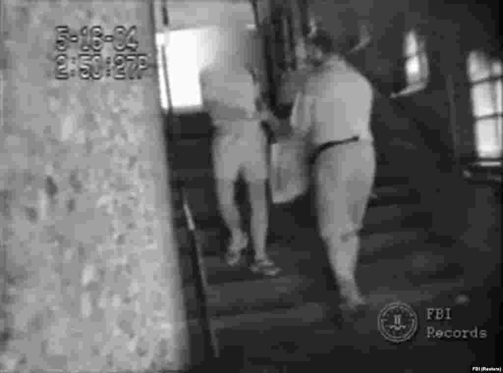 ФБР также выпустило видео, датированное 2004 годом. На нем видно, как один из российских дипломатов передает Кристоферу Метсосу, одиннадцатому члену ячейки, который не жил в США, пакет с наличными. Его арестовали власти Кипра вскоре после задержания десятерых человек в США  