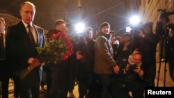 Владимир Путин возлагает цветы рядом с местом теракта в Петербурге. 3 апреля 2017 г.