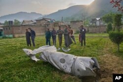 Уламки літального апарату в районі Пулвама, в контрольованій Індією частині Кашміру, 7 травня 2025 року