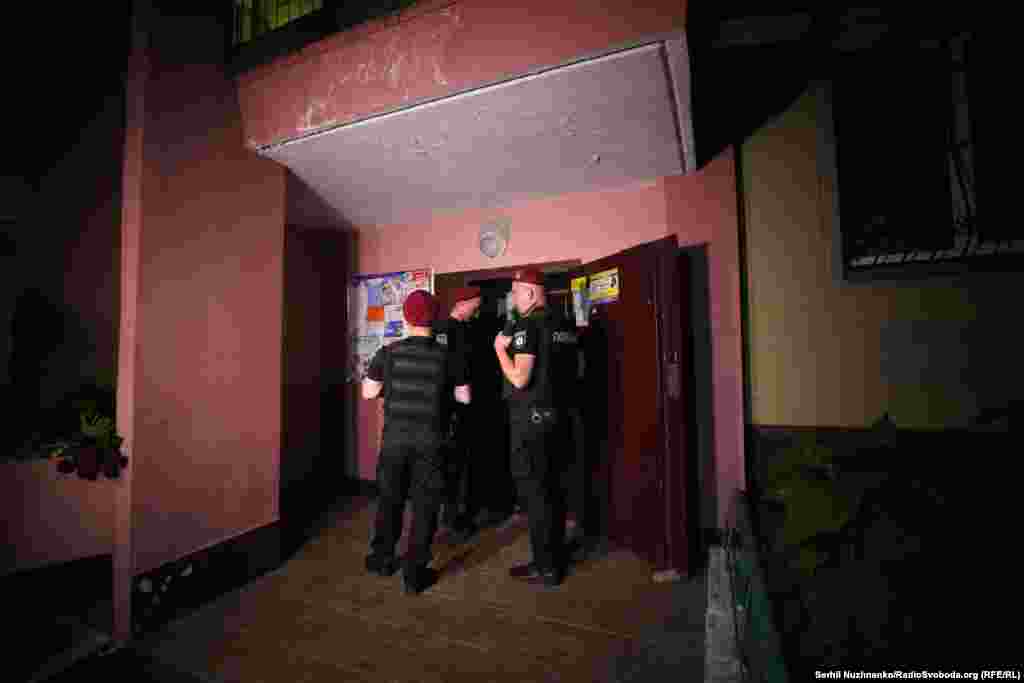 Поліція охороняє вхід до під'їзду будинку, де було вбито Аркадія Бабченка