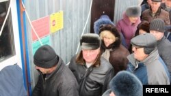 Люди КПВВ «Мар’їнка», архівне фото