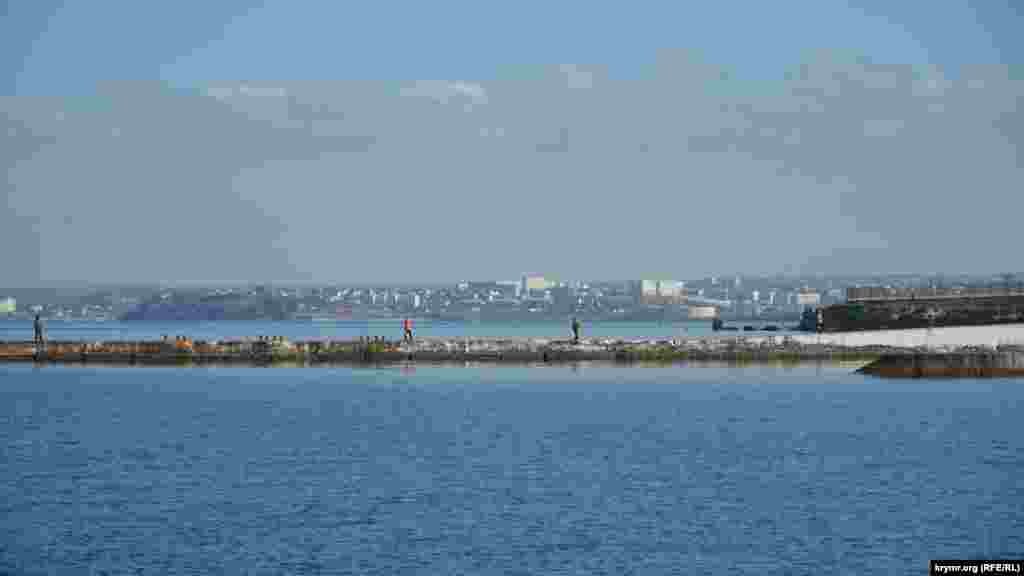 За крайней бетонной буной виднеется жилой микрорайон Радиогорка – самый большой на Северной стороне Севастополя