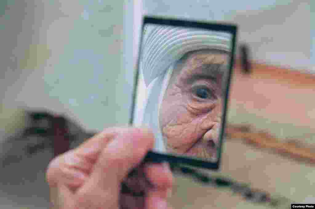 Согласно официальной формулировке обвинения, Ахмедова виновата в том, что порочит образ Узбекистана, создавая портреты только нищих и обездоленных людей.