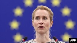 Спілкуючись із журналістами, Кая Каллас вказала на те, що «люди помирають у Києві», тому що Росія продовжує щоденні удари по Україні