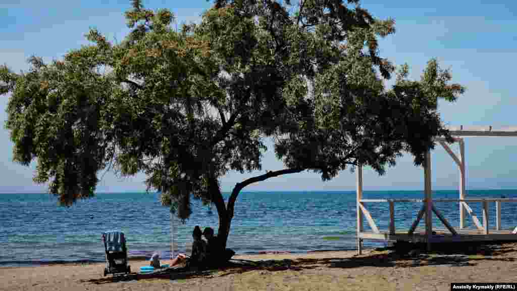 Молодая семья на поселковом пляже «Мохито»