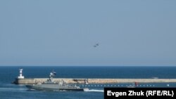 Малый ракетный корабль «Вышний Волочёк» выходит из Севастопольской бухты во время празднования Дня ВМФ России, архивное фото