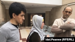 Мадаррис Мусоев (слева) с родителями в здании Верховного суда РТ