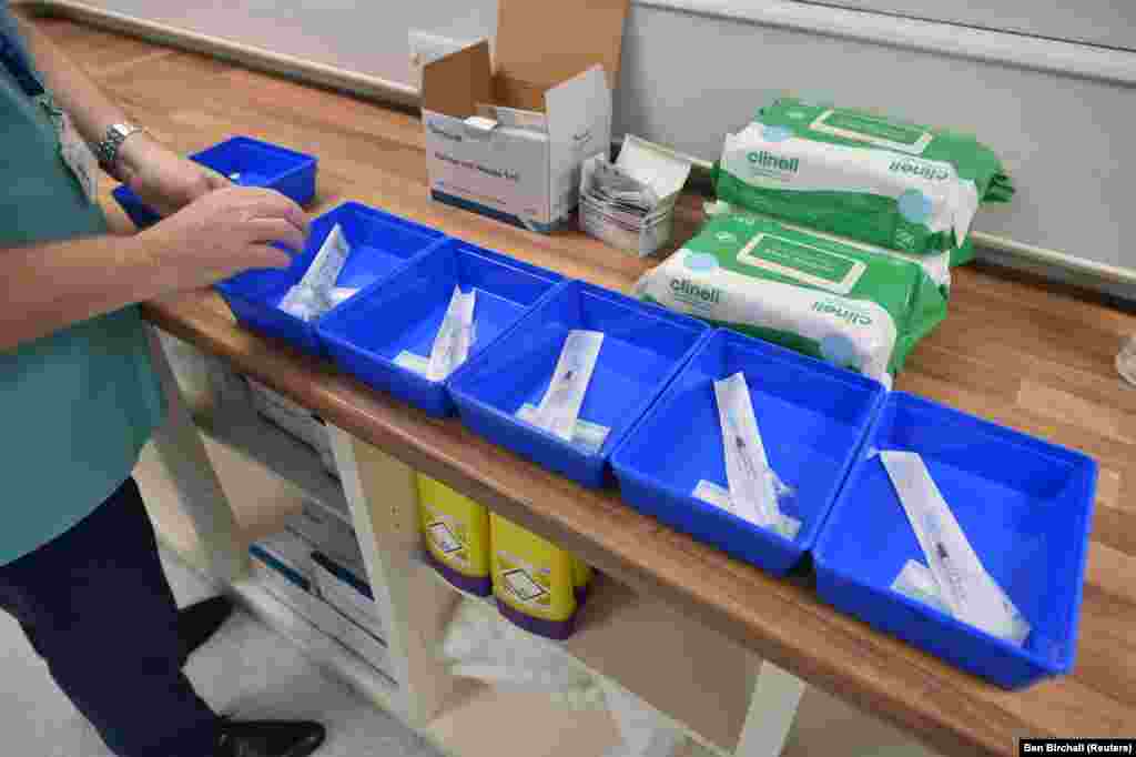 Медсестра готується ввести вакцину Pfizer/BioNTech COVID-19 у центрі вакцинації в Кардіффі, Уельс, Велика Британія, 8 грудня 2020 року