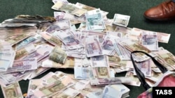 Рубль станоавится дороже. И инфляционнее