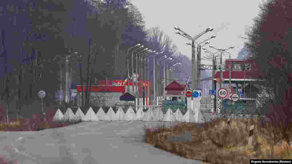 Противотанковые укрепления, так называемые "зубы дракона", перекрывают въезд на пограничный переход "Новая Гута" в Гомельской области