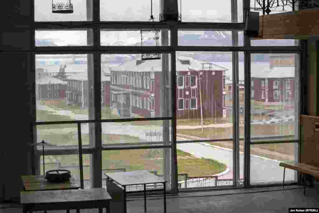 Все дома в Пирамиде очень хорошо сохранились. Говорят, это из-за того, что здесь холодно и нет микробов и бактерий. Кажется, что еще вчера здесь кто-то жил. 