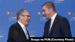 Makedonski premijer Hristijan Mickoski (desno) i njegov britanski kolega Keir Starmer u Tirani, Albanija, 16. maja 2025.