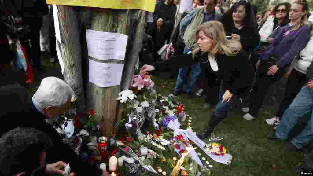 Самоубийство произошло в среду утром, позже на площади перед парламентом собрались сотни протестующих. 