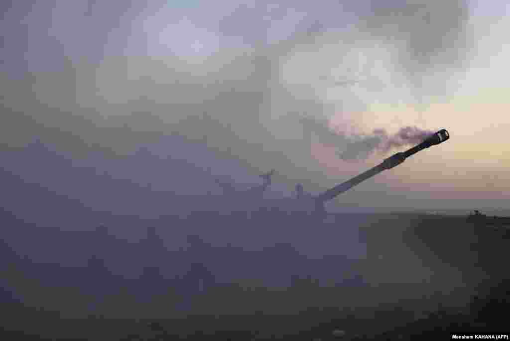 Ізраїльські військові стріляють з 155-мм самохідної гаубиці зі своїх позицій на кордонах у напрямку Смуги Гази, 18 травня 