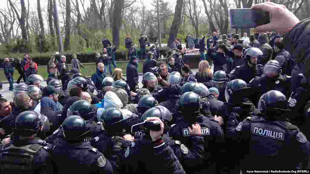 Штовханина поблизу Алеї слави біля пам’ятника Невідомому матросу в Одесі, де 10 квітня відзначають 73-тю річницю звільнення від нацистів. Одеса, 10 квітня 2017 року БІЛЬШЕ ПРО ЦЕ