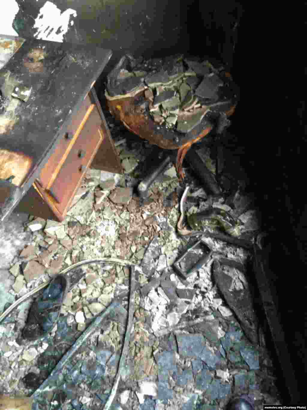 Собеседник предположил, что у напавших на офис было мало времени, т.к. двери в другие кабинеты были заперты, а выбивать их они не стали.