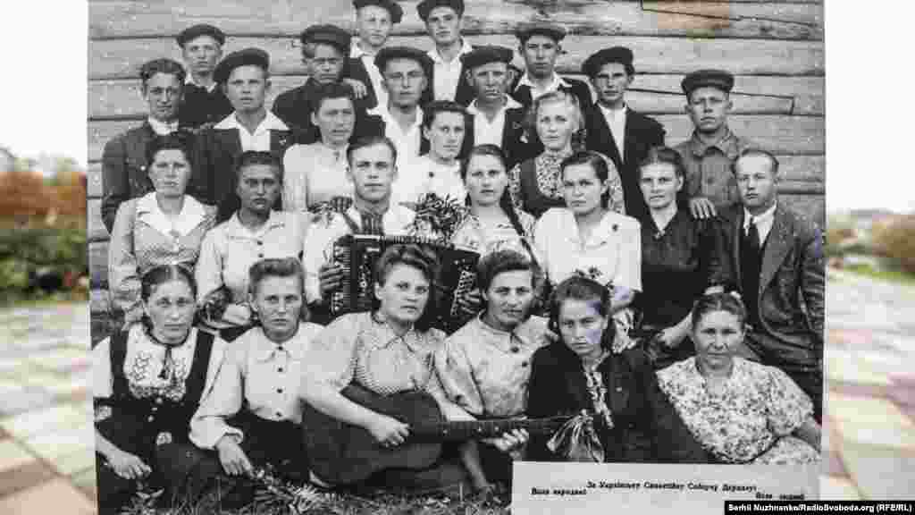 Українці на спецпоселенні у Кіровській області. У центрі з баяном – волинянин Ростислав Кушнірук, його брат був в УПА, тому всю родину і вислали. Виставка діятиме до 30 листопада 2017 року