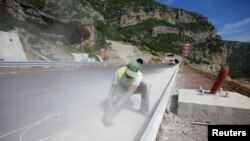 Za izgradnju prioritetne dionice crnogorskog autoputa Bar-Boljare od 41 kilometra Crna Gora kod kineske EXIM banke u startu kreditno zadužila 809 miliona dolara na period od dvadeset godina (Foto: Radnik na autoputu Bar-Boljare u Gornjim Mrkama, Crna Gora, 27. maja 2021)