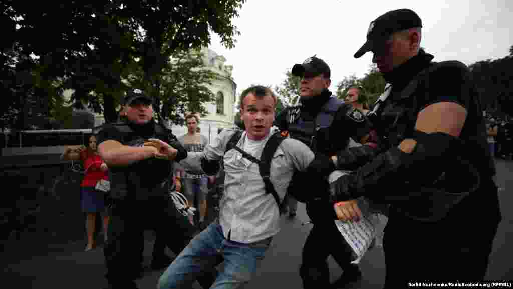 Під час кількох сутичок, що сталися перед початком акції, до поліції було доставлено загалом 57 осіб