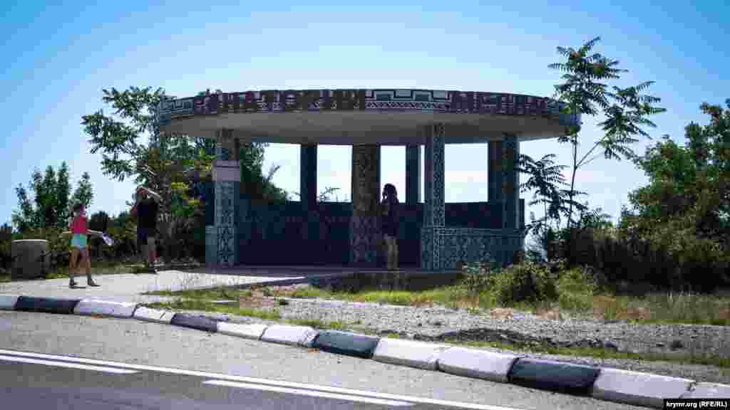 Остановка «Санаторий «Меллас» у одноименного поселка украшена греческим орнаментом