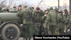 Російські військові на поромній переправі в Керчі. Крим, 3 березня 2014 року