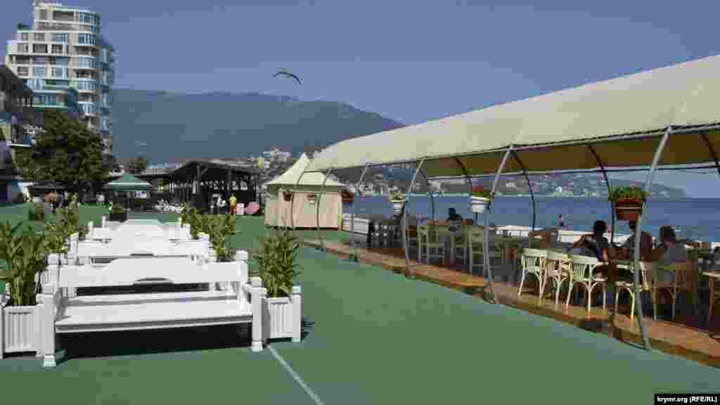 За «Солнечным-1» расположились небольшие пляжи отеля «Левант» и пляж «Корсар»