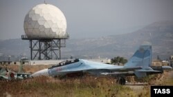 Російський літак Су-30 на авіабазі в Сирії