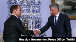 Фото періоду війни Росії з Україною. Співголова ОПЗЖ Юрій Бойко (праворуч) під час зустрічі з тогочасним прем'єром Росії Дмитром Медведєвим (ліворуч) у Москві 22 березня 2019 року