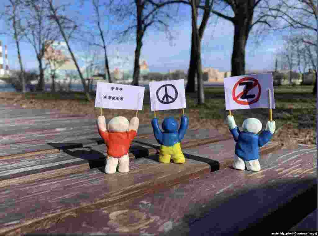 Антивоенные фигурки в Санкт-Петербурге На странице призывали россиян, выступающих против войны, «сделать человечка с плакатом из любого материала», а затем – «прикрепить фигурку куда угодно»  