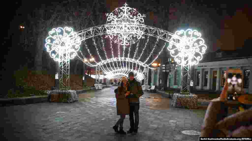 «Кришталевий палац», Арка Дружби народів. Одну з трьох основних локацій також прикрасили яскравою ілюмінацією