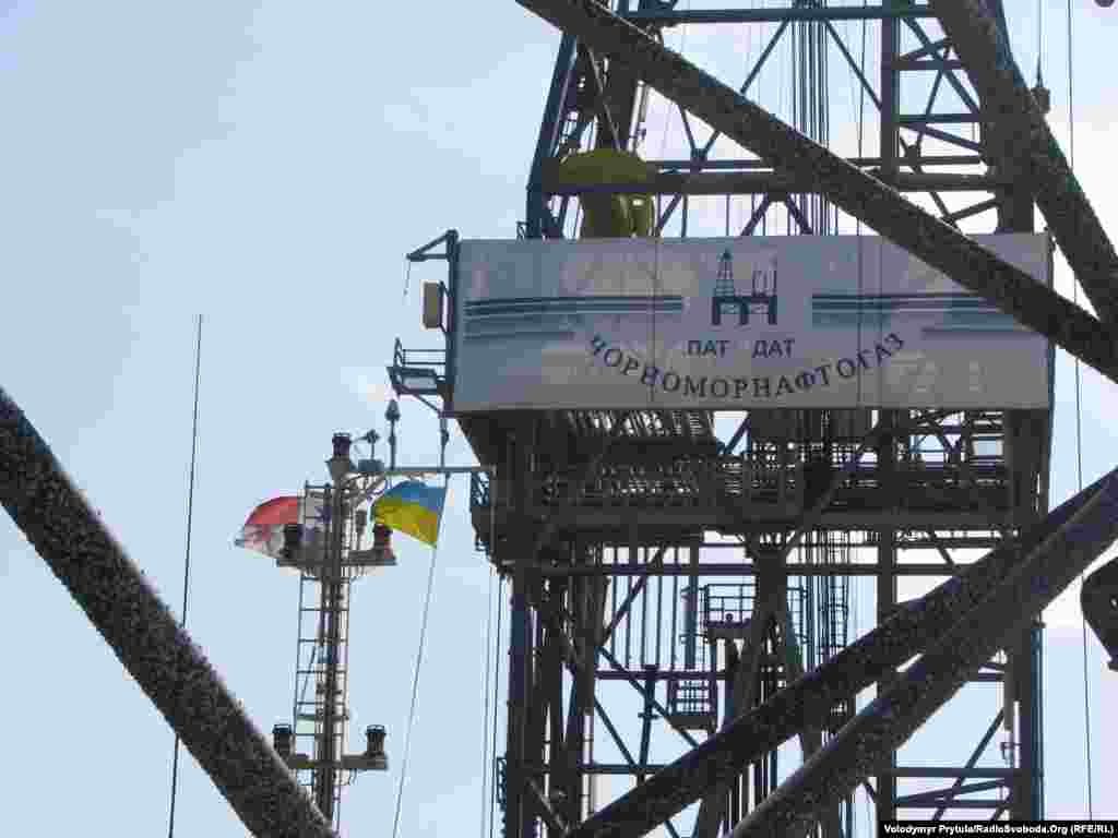 Украинский флаг над установкой подняли еще в Турции, где ее монтировали после транспортировки из Сингапура (фото 2012 года). В 2014 году Россия оккупировала, а затем аннексировала, Крым, а в 2015 году «национализировала» компанию «Чорноморнафтогаз», в том числе и все «вышки Бойка».