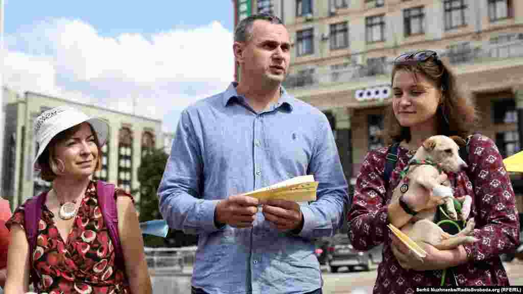 Сенцов в центре Киева, на Майдане Независимости, на акции в поддержку Валентина Выговского, осужденного в России к 11 годам лишения свободы «за шпионаж», 3 августа 2020 года