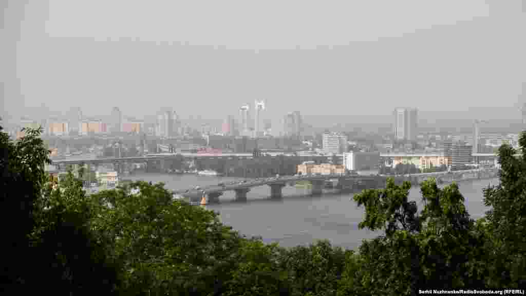 Тим часом за період із 14 до 22 червня середньодобова температура в Києві підвищилася з 18°C до 25,2°C. На фото – «Гаванський міст» над Дніпром