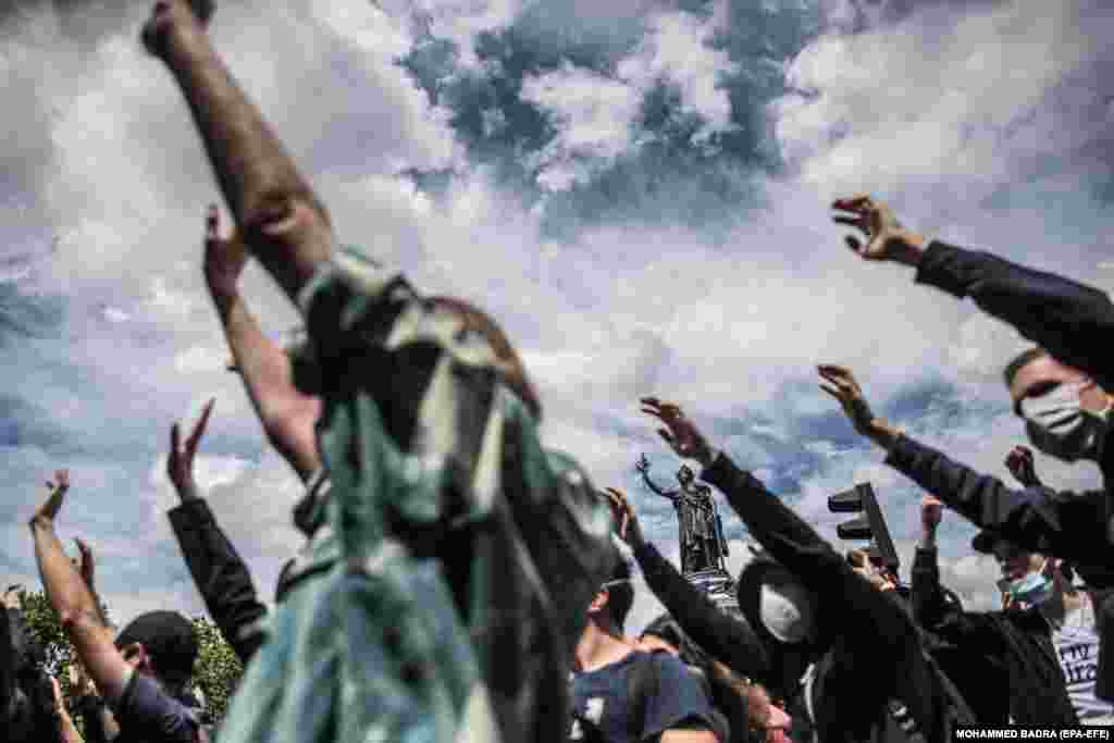 Протестувальники під час мітингу проти расизму та жорстокості поліції на площі Республіка в Парижі, Франція. Одним із організаторів акції виступив комітет пам’яті Адама Траоре, 24-річного чорношкірого француза, який загинув після жорсткого затримання в 2016 році