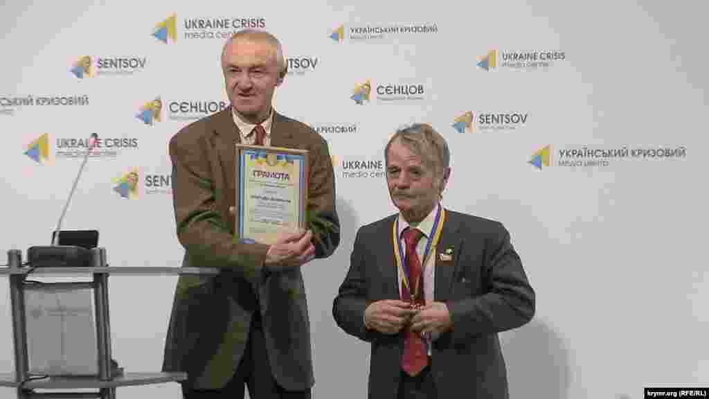 Международная антипутинская коалиция «Стоп фашизм в России» вручила национальному лидеру крымских татар Мустафе Джемилеву орден «За заслуги в борьбе с фашизмом в России», 8 февраля 2016 года