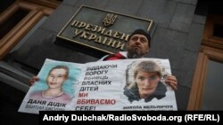 Пікет біля Офісу президента України проти видачі до Росії в рамках обміну обвинувачених у теракті в Харкові 2015 року. Київ, 3 жовтня 2019 року